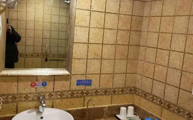 Liangyou Business Hotel (Songnan Lishan Road Shop)