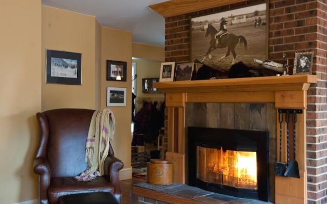Auberge Kicking Horse Guest House
