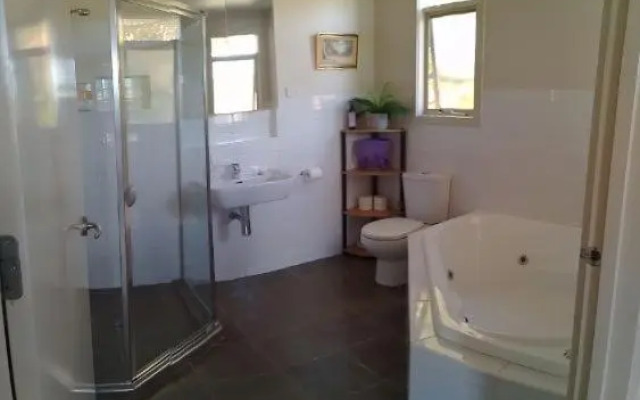 Lovely 2 bedroom apartment across from Shepp Lake.