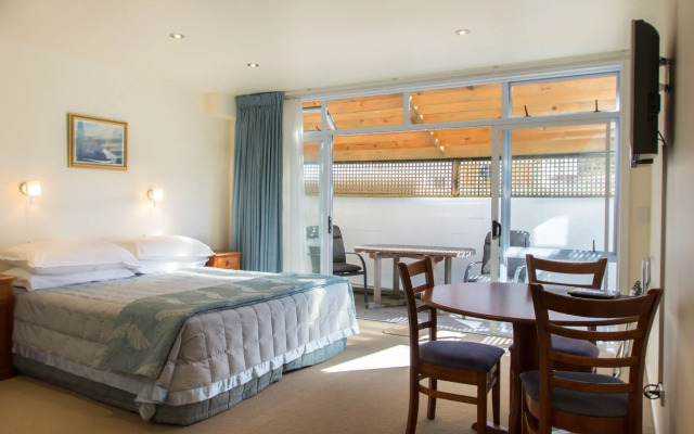 The Commodores Lodge
