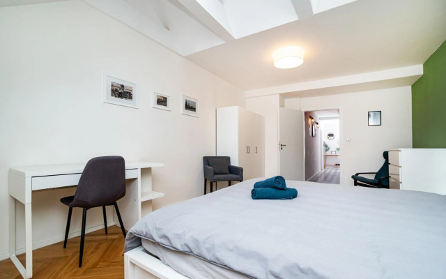 Central, Spacious, Modern 5 Bedrm duplex w/Balcony