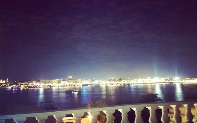 Shared Rooftop 1-bed Apartment Luxor View Nile