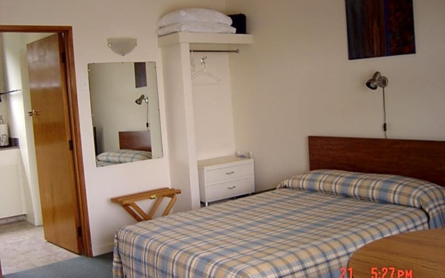 45 on Avenal Motel