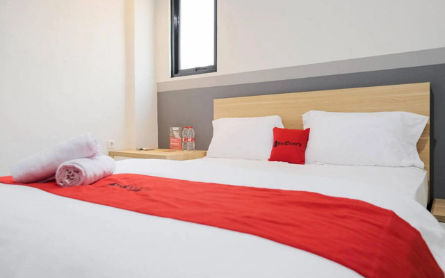 RedDoorz Near Mall Taman Anggrek