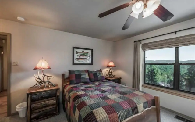 Bear Butte Lodge - Three Bedroom Cabin with Hot Tub