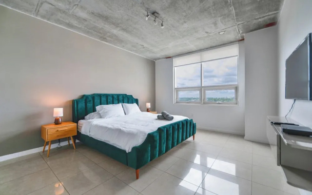Lovely Condo|Pool & Parking at Midblock