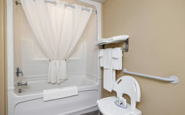 Super 8 by Wyndham Swan River MB