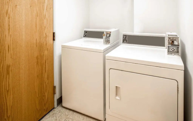 Magnuson Hotel Lincoln Airport