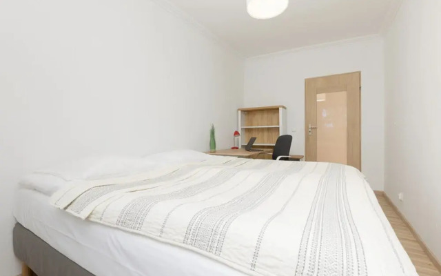 Modern Two-bedroom Warsaw by Renters