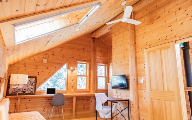 Izu House Luxury Log with Cozy Fireplace