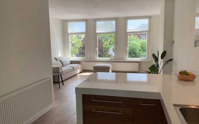 Bright Waterview Apartment
