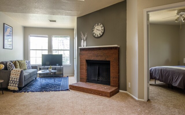 Eastside 1 & 2 BR Apts with balcony by Frontdesk