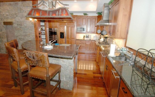 Robason 6 Bedroom Home by RedAwning