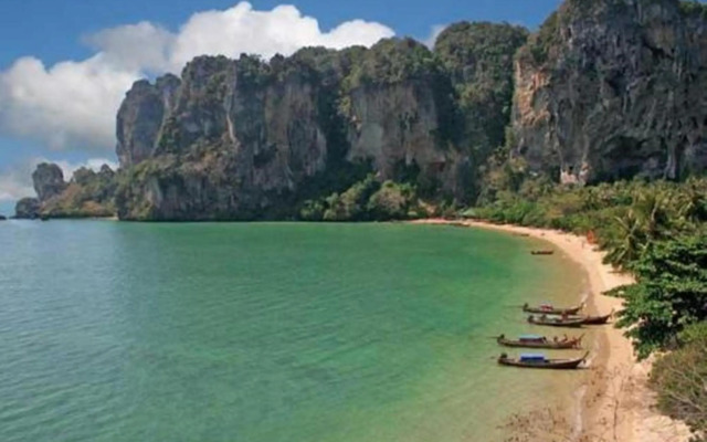 Tonsai Bay Resort