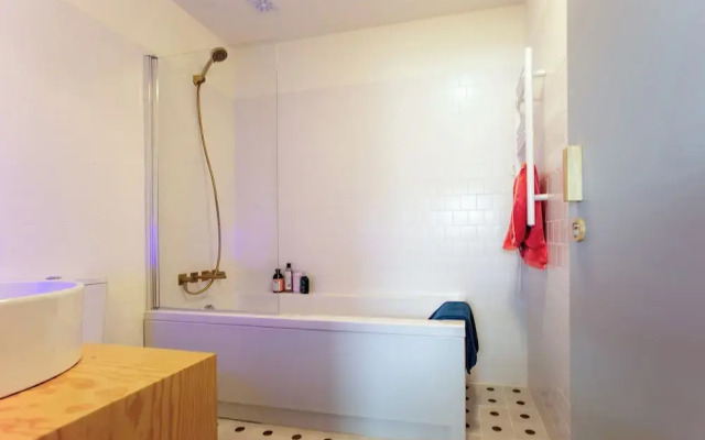 Alegr0 · 60s Chic Central Apartment w/ Garden