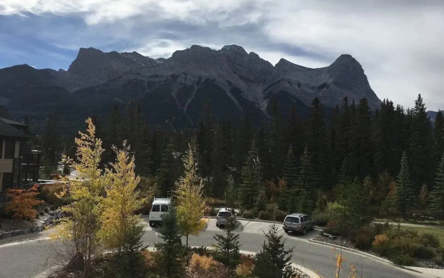 Rundle Cliffs Lodge by Canmore Premier