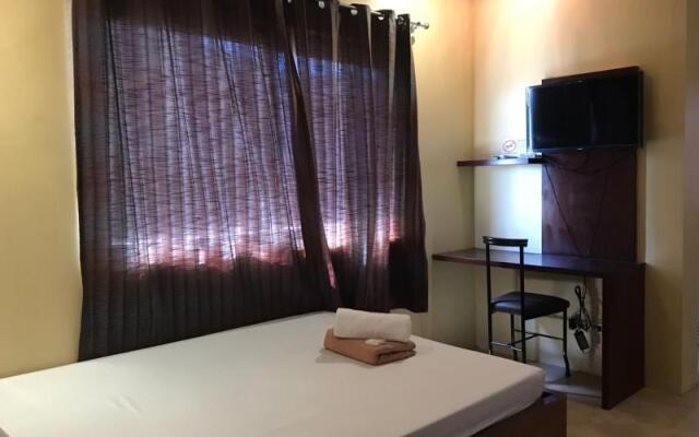 762 Laurien Hotel