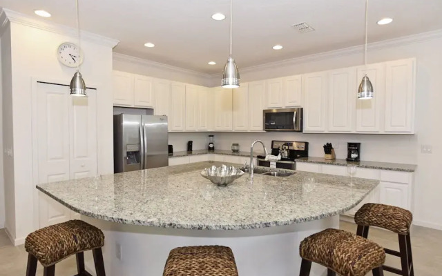 4557 Cabello Loop 6 Bedrooms, +3 Bathrooms