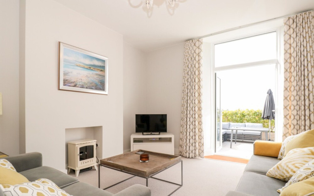 2 The Manor House, Hillfield Village