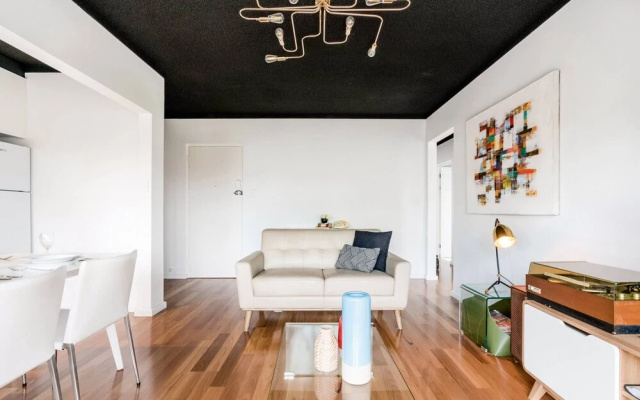 Renovated Retro Apartment Near Harbour Front Walks – Guest Rooms – Sydney