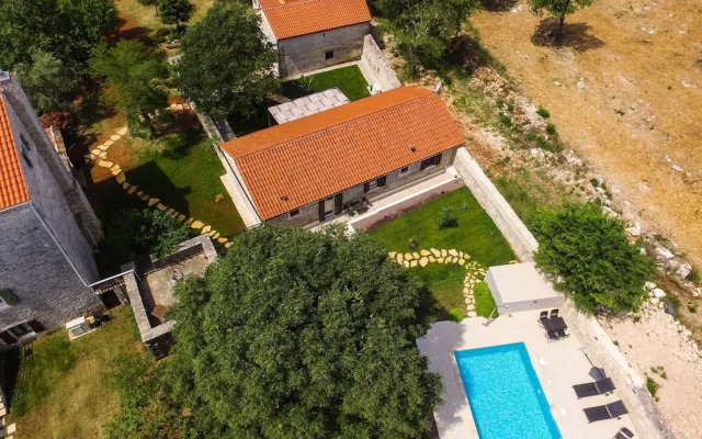 The Poolside Stone House in Bale