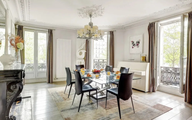 Elegant 3BR Arc de Triomphe