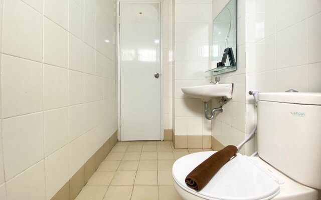 Comfort And Homey 3Br Bassura City Apartment