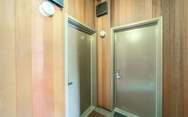 Walk to Lake Chelan: Top-level Waterfront Condo