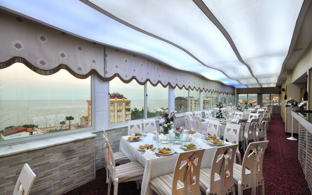 Grand Atakum Hotel