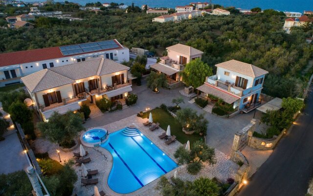 Superior 2-brm Villa, Ideal Locale,300m From Beach