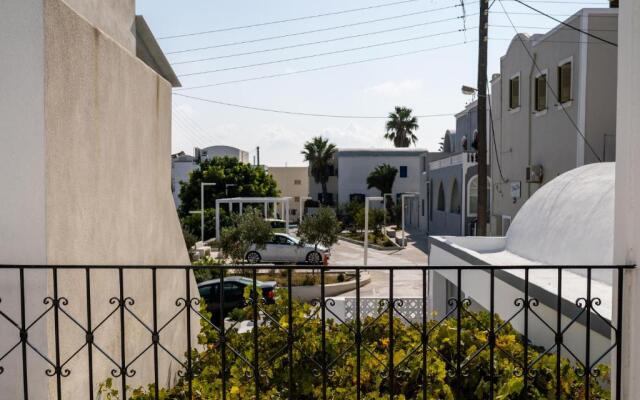 Thira Gold Suites