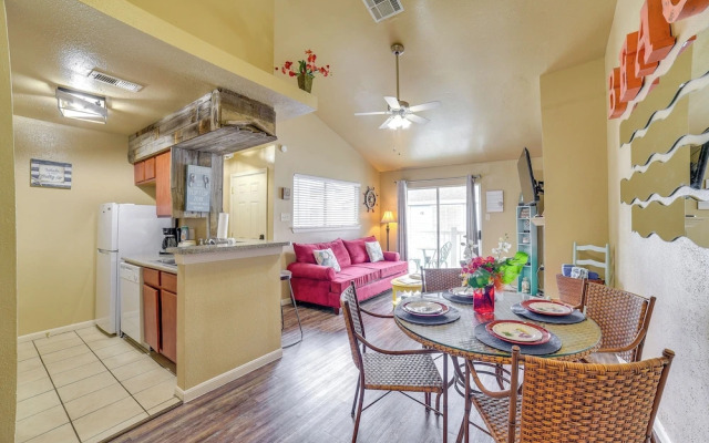 Bay View, Pool Access: Romantic Galveston Retreat!