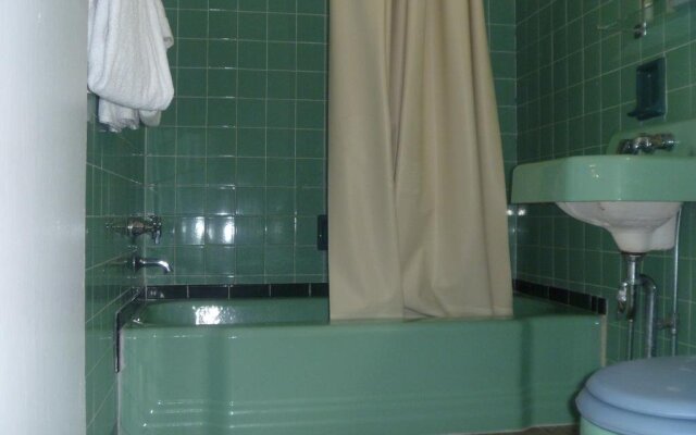 Motel 22 Mapleton Depot