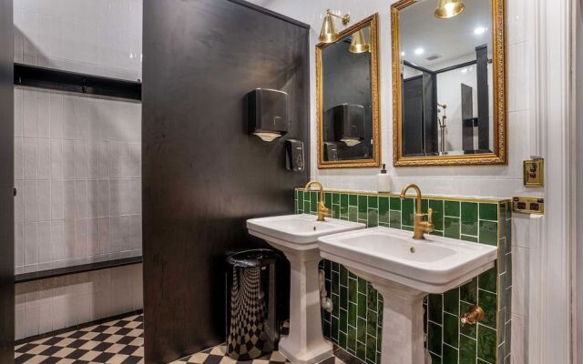 Metropolitan Hotel Orange