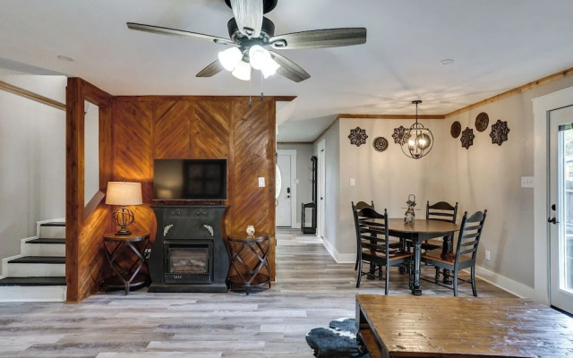 Pet-friendly Granbury Home w/ Yard, Near Downtown!