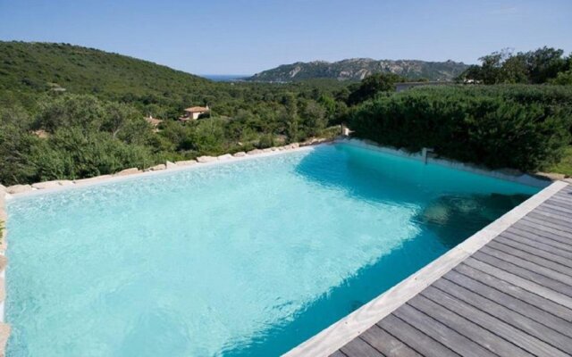 Belle bergerie avec piscine chauffee surplombant la baie de Santa Giulia
