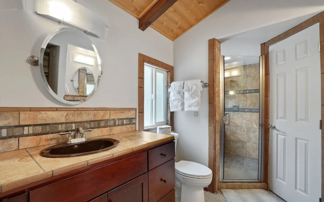 Hall Court Manor - Hot Tub, Pet Friendly, Pool Table!