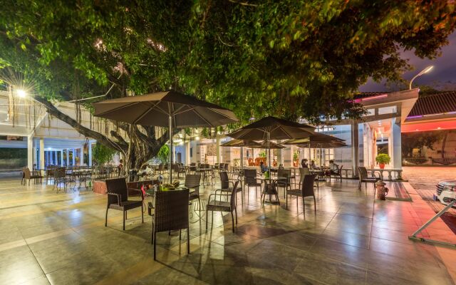 Sanya Yinyuan Linhai Theme Hotel