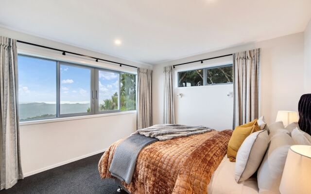 Spectacular Hilltop Retreat near Piha