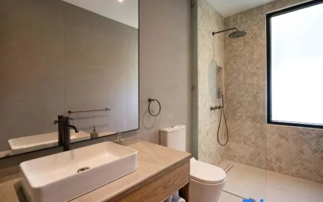 Six Palm 2BR Villa w/ Rooftop Near Padang Beach – Bathroom – Pecatu
