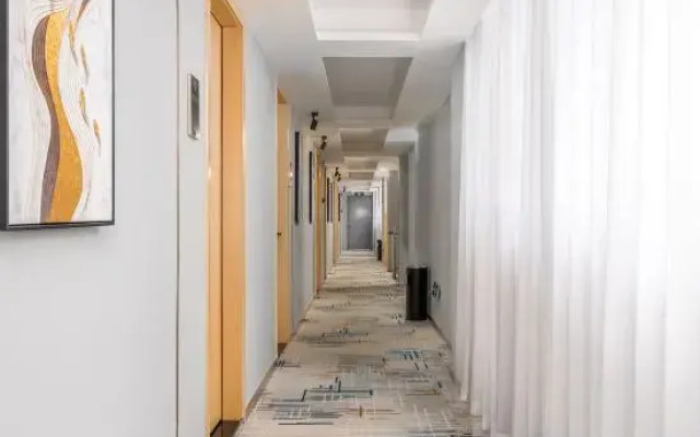 Huaxi Hotel (Guiyang Railway Station Vientiane City Shopping Center)
