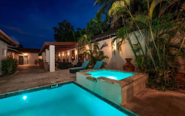 Blue Makini Villa in Noord
