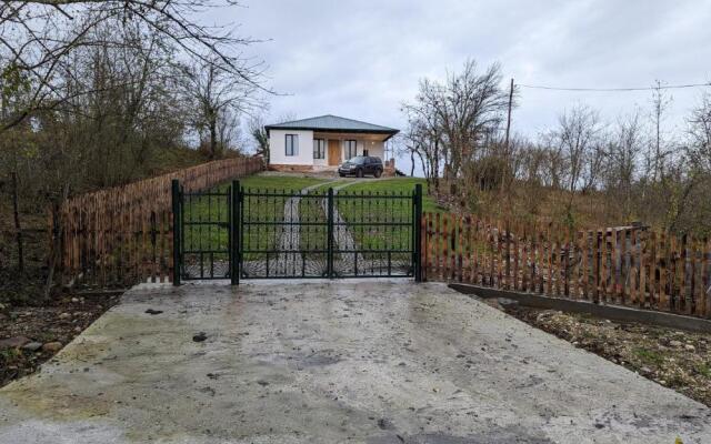 Недавно отремонтированное бунгало с тремя спальнями в сельском районе