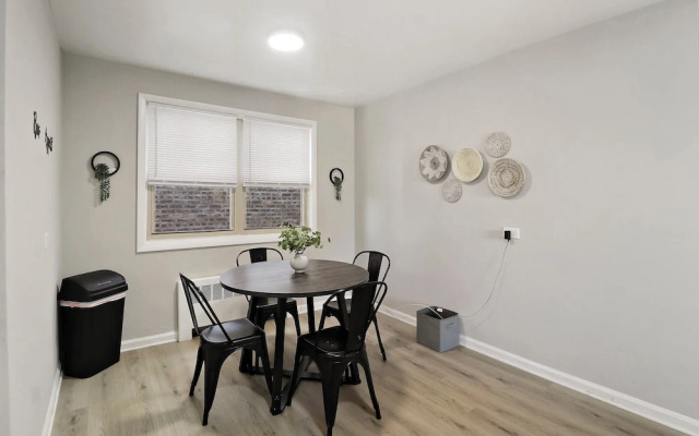 Cozy 2BR Apt Near Parks - Kimball A2