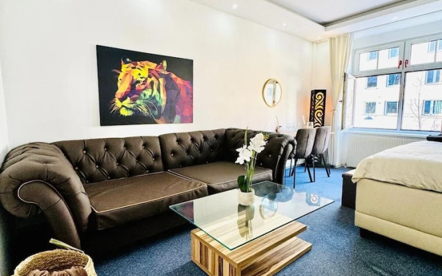 Spacious 7BR Apartment Prime Location