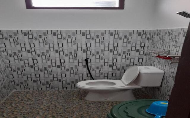 SPOT ON 91616 Kharisma Guest House