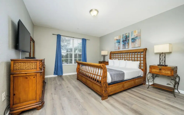 Beautiful Lake View Condo, Vista Cay-1004