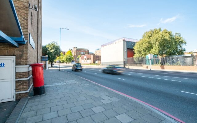 Delightful Wapping Home with Stunning River Views