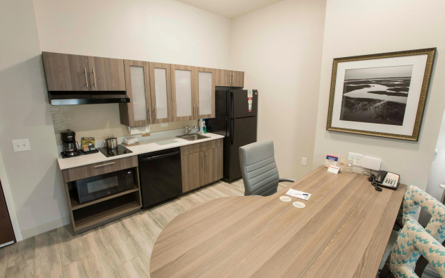 Magnolia Bay Hotel & Suites