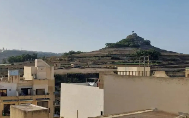 Modern 3BR Apt With Large Balcony